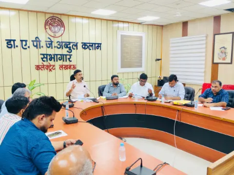 लखनऊ उद्योग बंधु बैठक में डीएम के सख्त निर्देश, औद्योगिक क्षेत्रों की समस्याओं के जल्द समाधान पर जोर