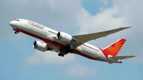 दुबई से तेल अवीव जा रही फ्लाईदुबई फ्लाइट ने भेजे इमरजेंसी सिग्नल, 7700 के बाद 7500 कोड