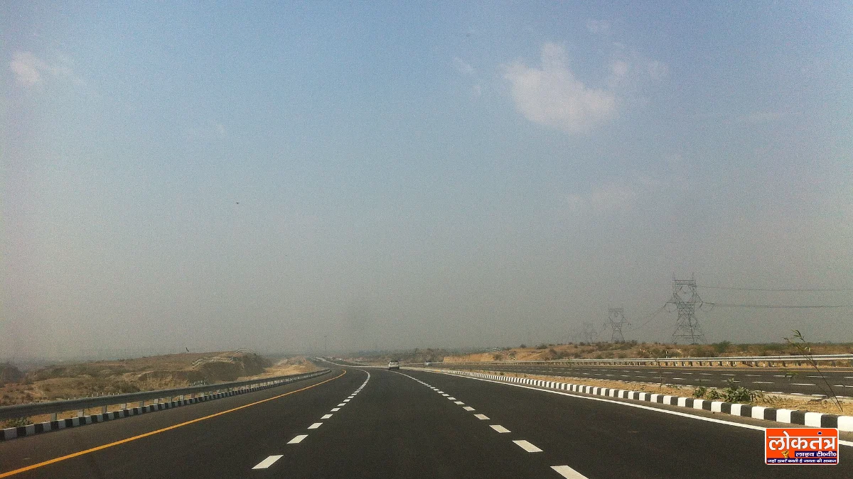 एक्सप्रेसवे पर चलती बस (प्रतीकात्मक)