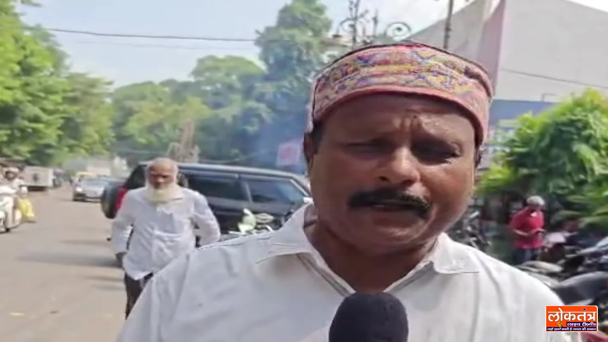 स्वास्थ्य मंत्री आवास से हिरासत में लेकर बस से ले जाए जाते एंबुलेंस कर्मी