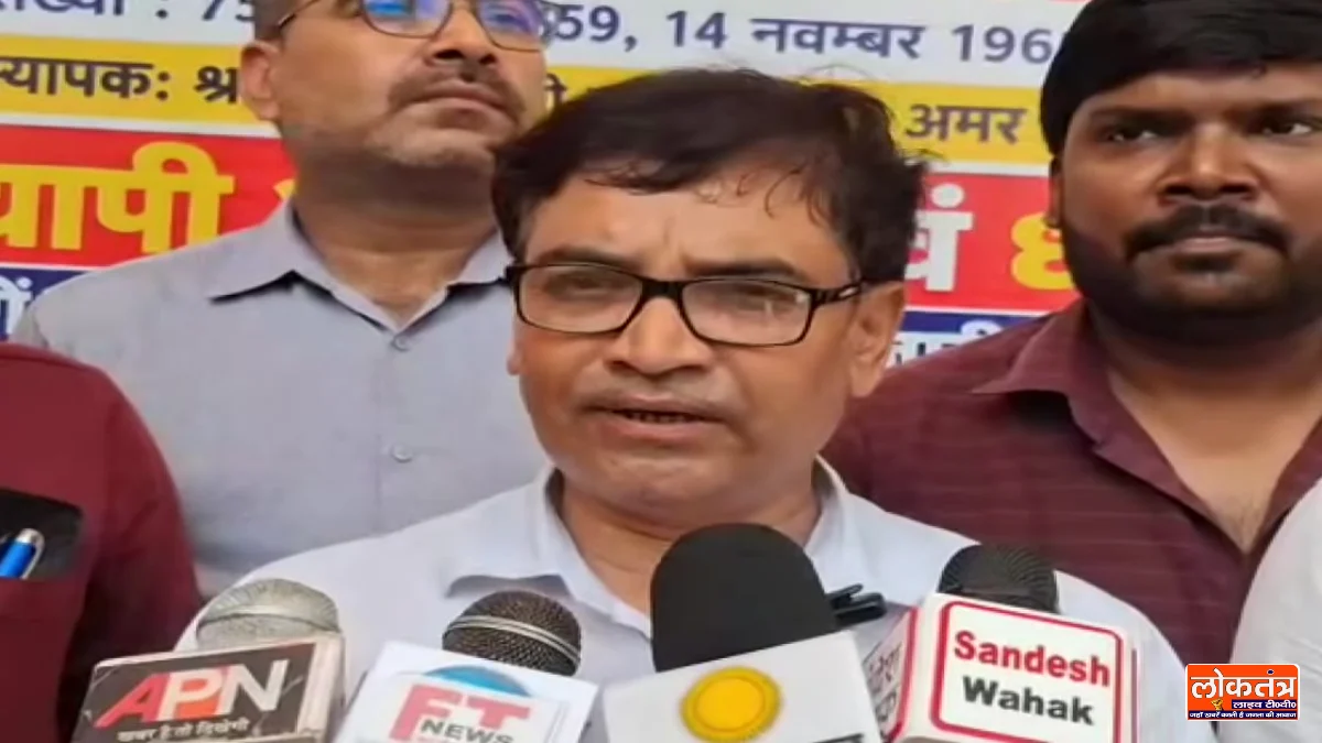 नौगढ़ तहसील परिसर में धरने पर बैठे लेखपाल