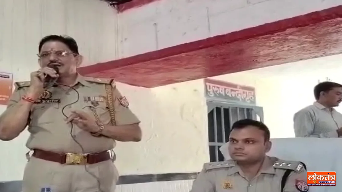 माधौगढ़ में पीस कमेटी की बैठक को संबोधित करते पुलिस अधिकारी