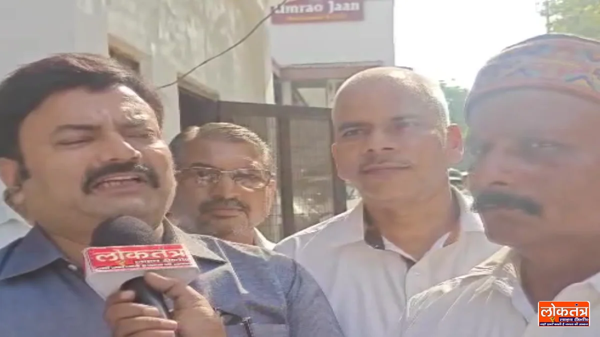 लखनऊ में सपा कार्यालय पर मार्च की जानकारी देते सपा नेता