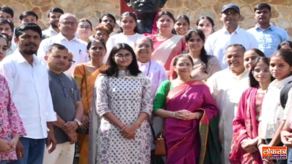 गांधी अध्ययन केंद्र में बापू के चित्र के सामने दीप प्रज्वलन