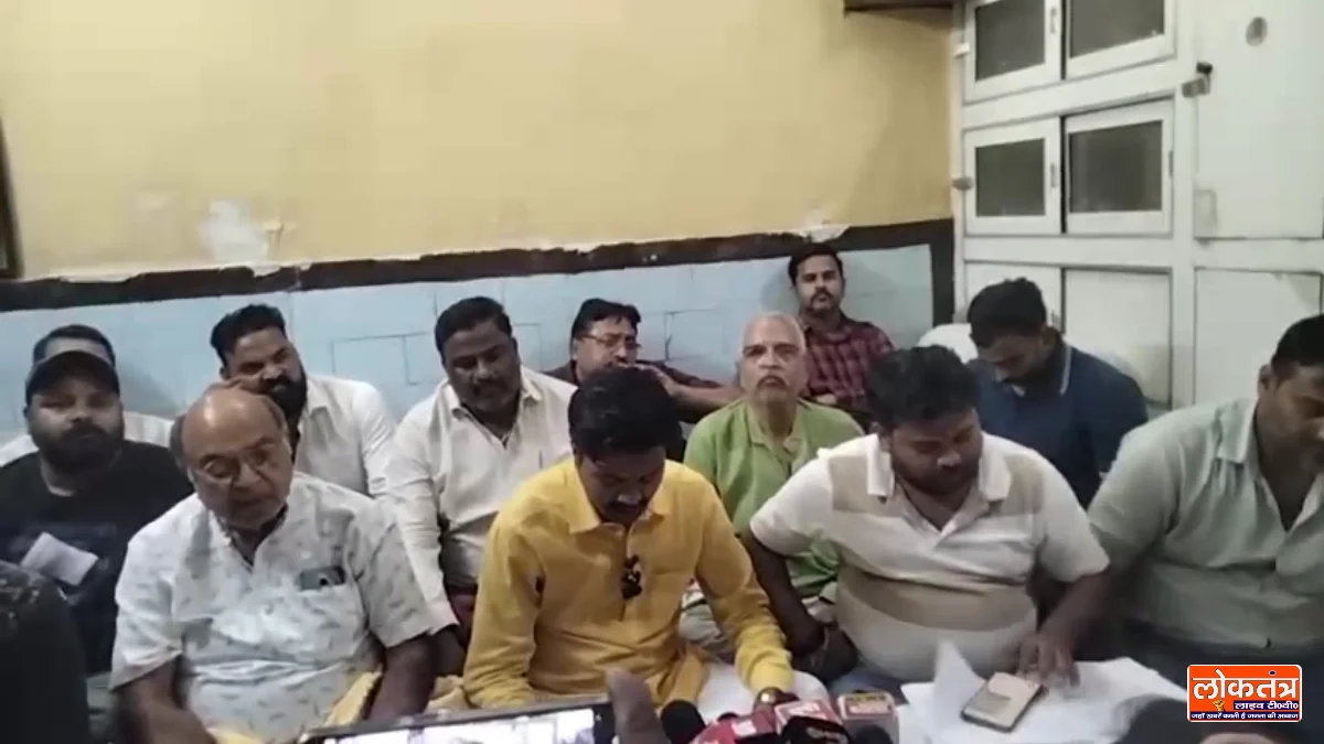 प्रेस वार्ता में अपनी बात रखते गल्ला मंडी के व्यापारी
