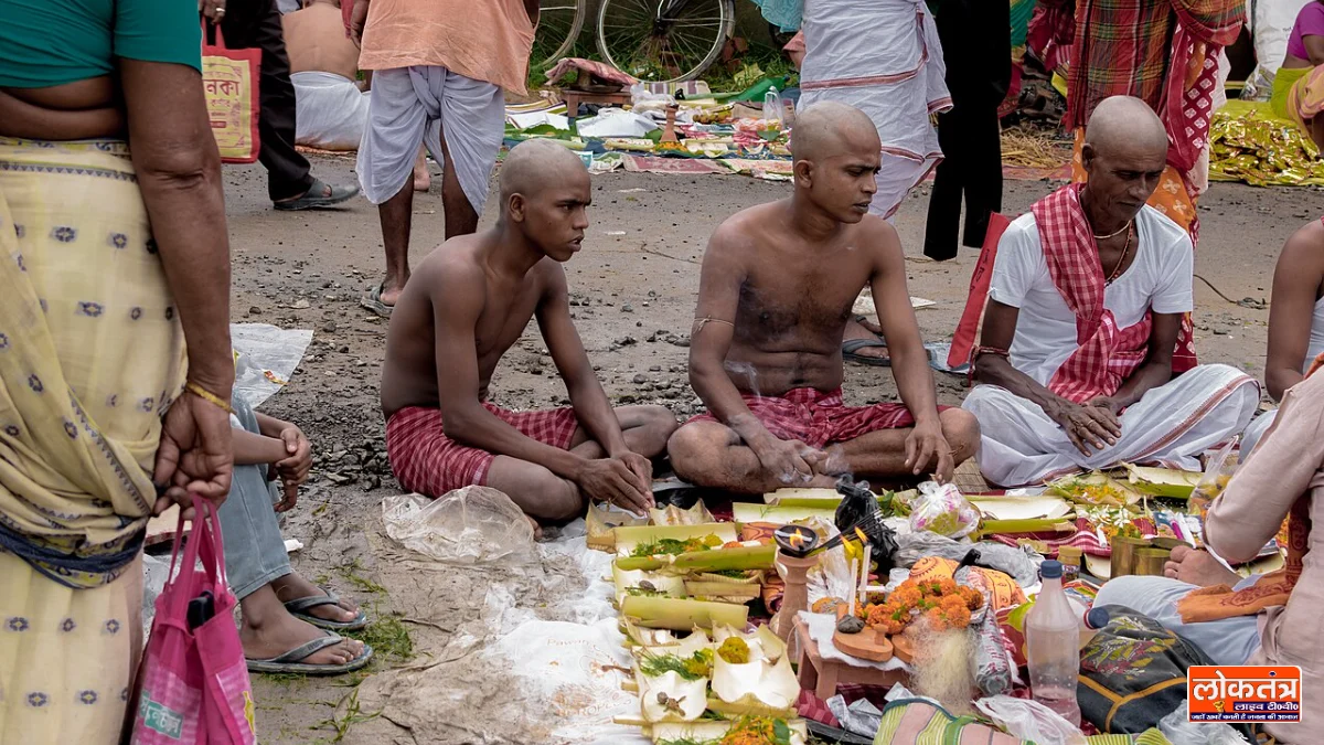 इंदिरा एकादशी 2026: पितृ पक्ष में नदी तट पर तर्पण करते श्रद्धालु