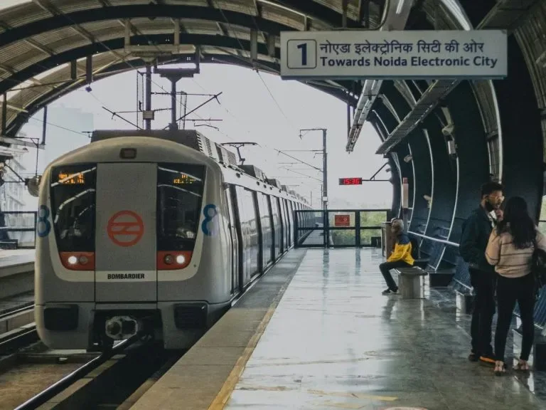 दिल्ली में मेट्रो-ट्रेन बंद करने पर सुप्रीम कोर्ट सख्त, केंद्र से दोबारा विचार करने को कहा