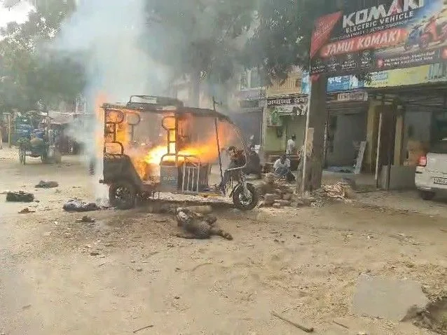 जमुई में ई-रिक्शा की बैटरी में ब्लास्ट, दो छात्राएं झुलसीं; एक पटना रेफर