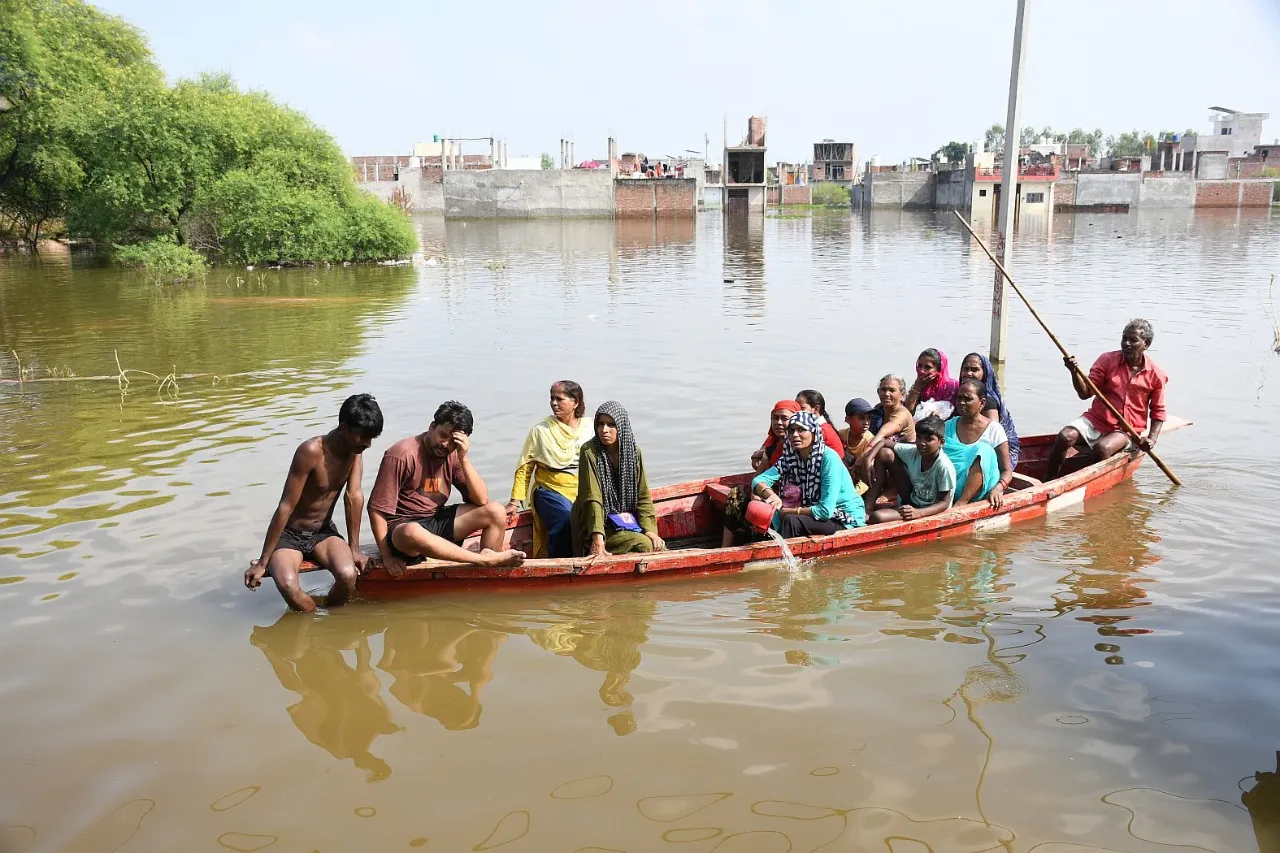 लखनऊ के फैजुल्लागंज में बाढ़ का पानी उतरा, लेकिन कीचड़ और गंदगी से बढ़ी लोगों की मुसीबत