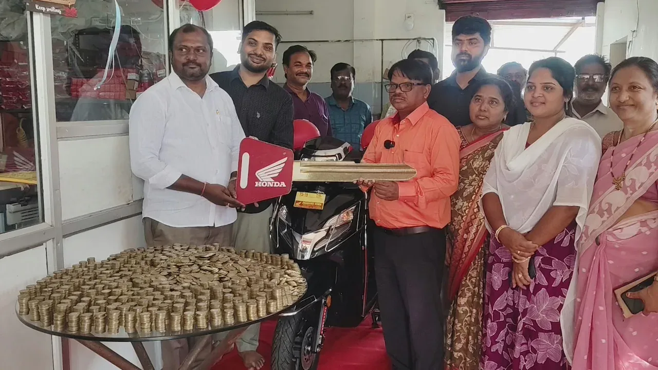 तीन साल तक जमा किए ₹10 के सिक्के, फिर खरीदी ₹1.23 लाख की Honda Activa