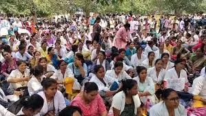 लखनऊ के ईको गार्डन में NHM संविदा और आउटसोर्स कर्मचारियों का अनिश्चितकालीन धरना शुरू,