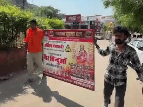 जयपुर में गरबा पंडालों के बाहर लगे विवादित पोस्टर, गैर-हिंदुओं की एंट्री पर रोक की चेतावनी