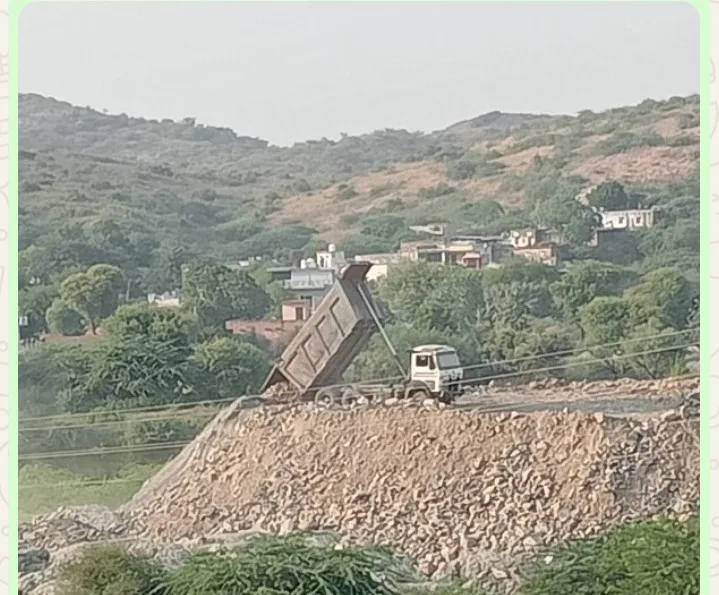 देई माई मंदिर की जोहड़ी पर संकट! ओवरबर्डन मिट्टी डालने का आरोप, पुजारी ने प्रशासन से लगाई गुहार