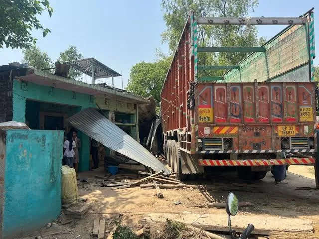 लखनऊ में मकान में घुसा बेकाबू ट्रक, स्टीयरिंग में फंसा चालक; फायरकर्मियों ने बचाई जान