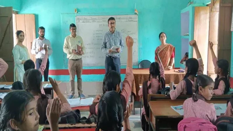 अमेठी में DM का औचक निरीक्षण, बच्चों को खुद पढ़ाया पाठ; बंद शौचालय और खराब पेयजल व्यवस्था पर नाराजगी