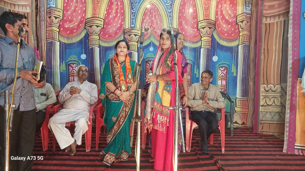 बिजनौर: रामलीला मंचन में मुख्य अतिथि बनीं भाजपा नेत्री डॉ. मंजू चौधरी, समिति ने किया सम्मानित