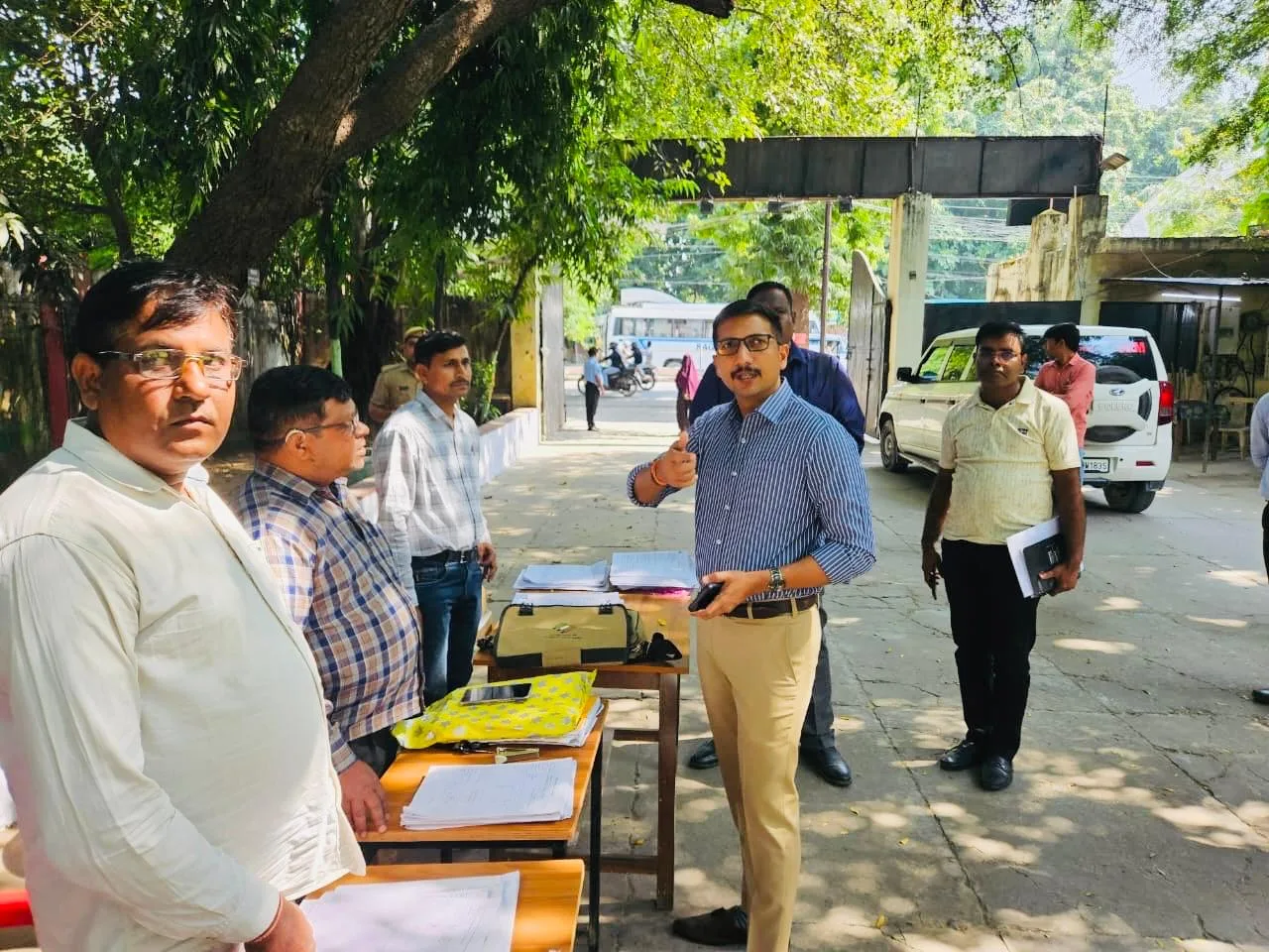 लखनऊ में मतदाता सूची पुनरीक्षण अभियान का DM ने किया निरीक्षण, सभी बूथों पर मिले BLO