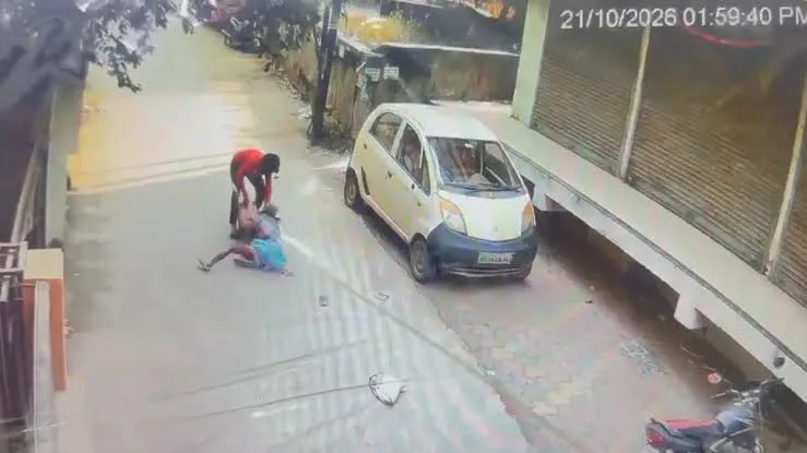 महाराष्ट्र: बुजुर्ग महिला की ₹4,000 की पेंशन लूटने की कोशिश, बैग नहीं छोड़ा तो सड़क पर घसीटा; CCTV वीडियो वायरल
