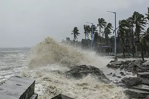 चक्रवात ‘अर्णब’ का रौद्र रूप! कई राज्यों में रेड अलर्ट, 100 किमी/घंटा से ज्यादा की रफ्तार से चल सकती हैं हवाएं