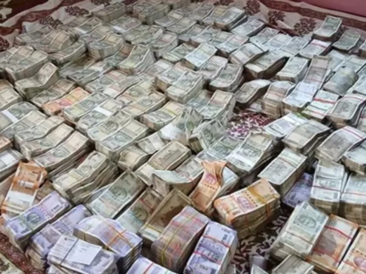 Prayagraj News: घर के अंदर जमीन में दबे मिले करोड़ों रुपये! खुदाई में तीन ड्रम बरामद, पुलिस जांच में जुटी