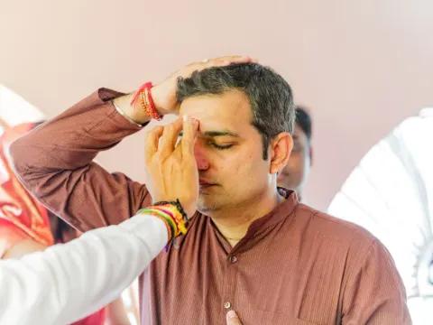 पूजा में चंदन का इस्तेमाल क्यों है खास? माथे पर तिलक लगाने से लेकर जाप तक, जानें धार्मिक महत्व और फायदे