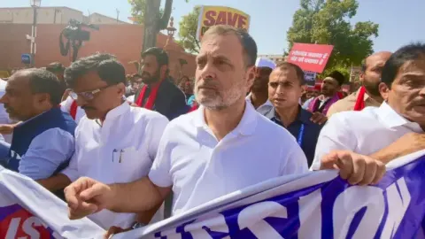 ज्ञानेश कुमार के इस्तीफे की मांग पर विपक्ष का प्रदर्शन, आकाशवाणी भवन में पहुंचे राहुल-प्रियंका; बोले- ‘कोई नहीं बचेगा’
