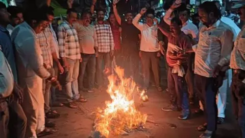 राहुल गांधी को हिरासत में लेने के विरोध में सड़कों पर उतरी यूथ कांग्रेस:
