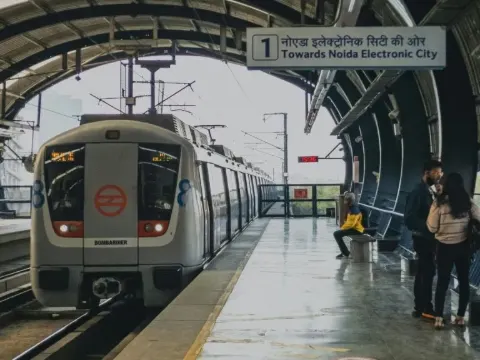 दिल्ली में मेट्रो-ट्रेन बंद करने पर सुप्रीम कोर्ट सख्त, केंद्र से दोबारा विचार करने को कहा