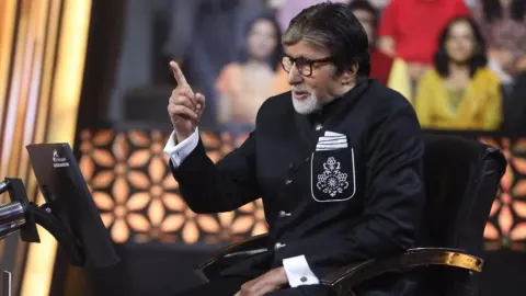 अमिताभ बच्चन के KBC सेट की Inside Photos आईं सामने, कंट्रोल रूम से हॉट सीट तक देखें पर्दे के पीछे की दुनिया