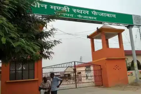 नवीन सब्जी मंडी में गंदगी का अंबार, दुर्गंध से व्यापारी और खरीदार परेशान