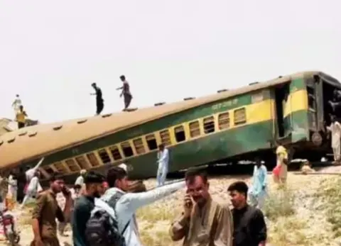 पाकिस्तान में बड़ा ट्रेन हादसा! रेहमान बाबा एक्सप्रेस पटरी से उतरी, 5 की मौत और 30 घायल