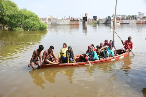 लखनऊ के फैजुल्लागंज में बाढ़ का पानी उतरा, लेकिन कीचड़ और गंदगी से बढ़ी लोगों की मुसीबत
