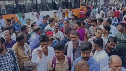 लखनऊ के अवध बस स्टेशन पर रोडवेज बसों का संचालन ठप, डग्गामार वाहनों के खिलाफ चालक-परिचालकों का प्रदर्शन