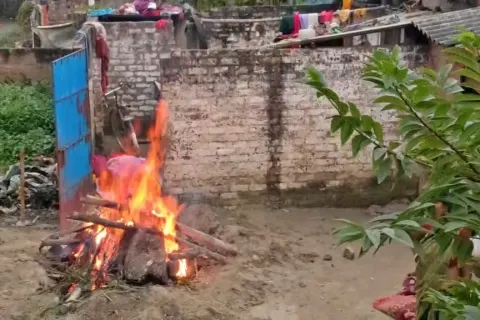बिहार में लव मैरिज के बाद नवविवाहिता की संदिग्ध मौत, ससुराल के दरवाजे पर अंतिम संस्कार; पति समेत 4 पर केस