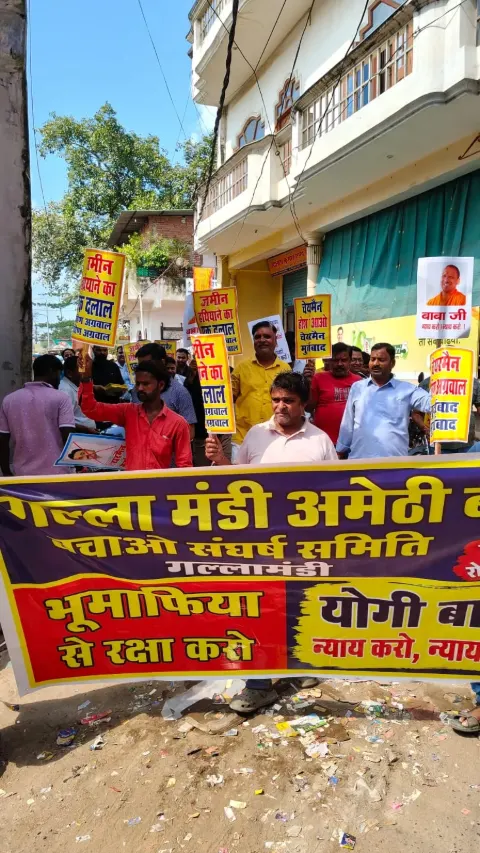 सुल्तानपुर: गल्ला मंडी अमेठी बाड़ा के दुकानदारों का मौन जुलूस, 60–65 साल पुराने कारोबार पर संकट का आरोप