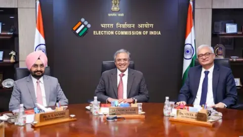 चुनाव आयोग में बढ़ा अंदरूनी विवाद दो चुनाव आयुक्तों ने कैबिनेट सचिव को लिखी चिट्ठी वरिष्ठ अधिकारी पर उठाए सवाल