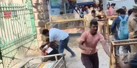 प्रयागराज में TGT-PGT अभ्यर्थियों का फूटा गुस्सा, बैरिकेडिंग हटाकर शिक्षा निदेशालय में घुसे प्रदर्शनकारी