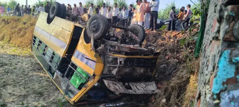 मेरठ में बच्चों से भरी स्कूल बस खेत में गिरी, मची चीख-पुकार