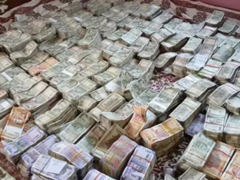 Prayagraj News: घर के अंदर जमीन में दबे मिले करोड़ों रुपये! खुदाई में तीन ड्रम बरामद, पुलिस जांच में जुटी