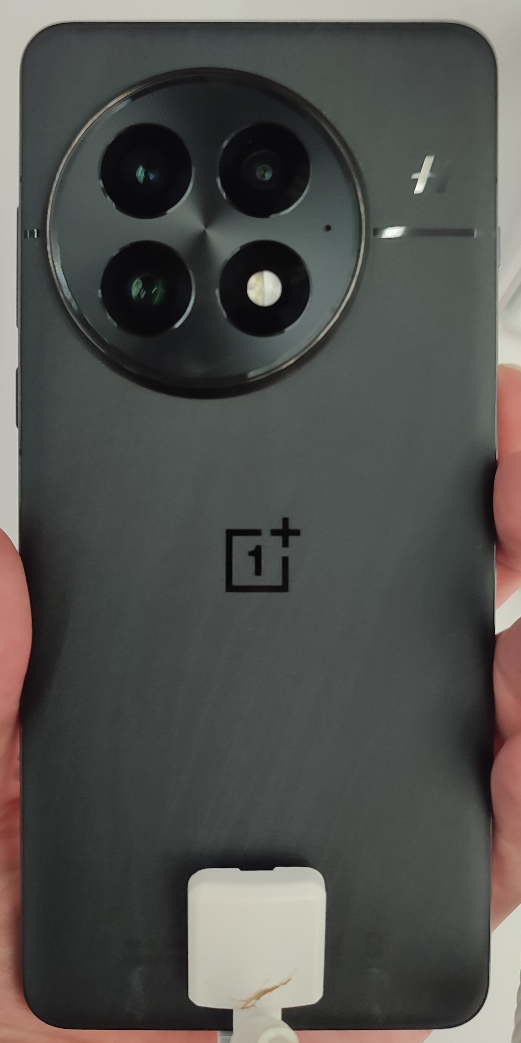 OnePlus 13 की फाइल फोटो; OnePlus 16R का आधिकारिक डिजाइन नहीं।