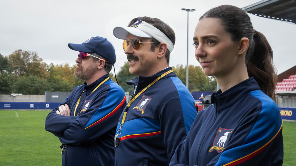Ted Lasso Season 4 का आधिकारिक प्रचारचित्र: Brendan Hunt, Jason Sudeikis और Tanya Reynolds। फोटो: Apple TV।