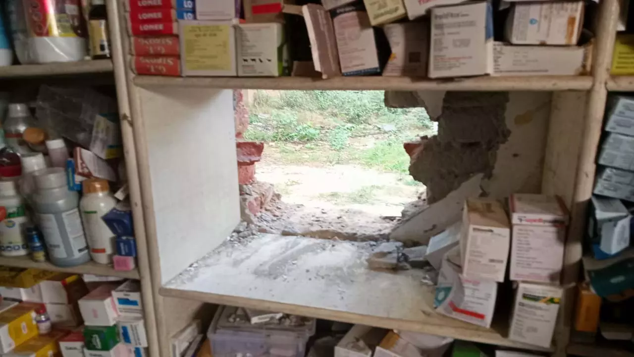 Hapur News: दिवाली से पहले मेडिकल स्टोर में सेंधमारी, पुलिस की चौकसी पर उठे सवाल