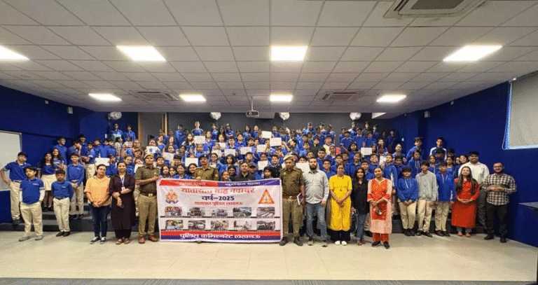 Lucknow News: ट्रैफिक पुलिस की कुंस्कैप्सकोलन स्कूल में वर्कशॉप, नन्हे हाथों में अब ‘सुरक्षा की कमान’