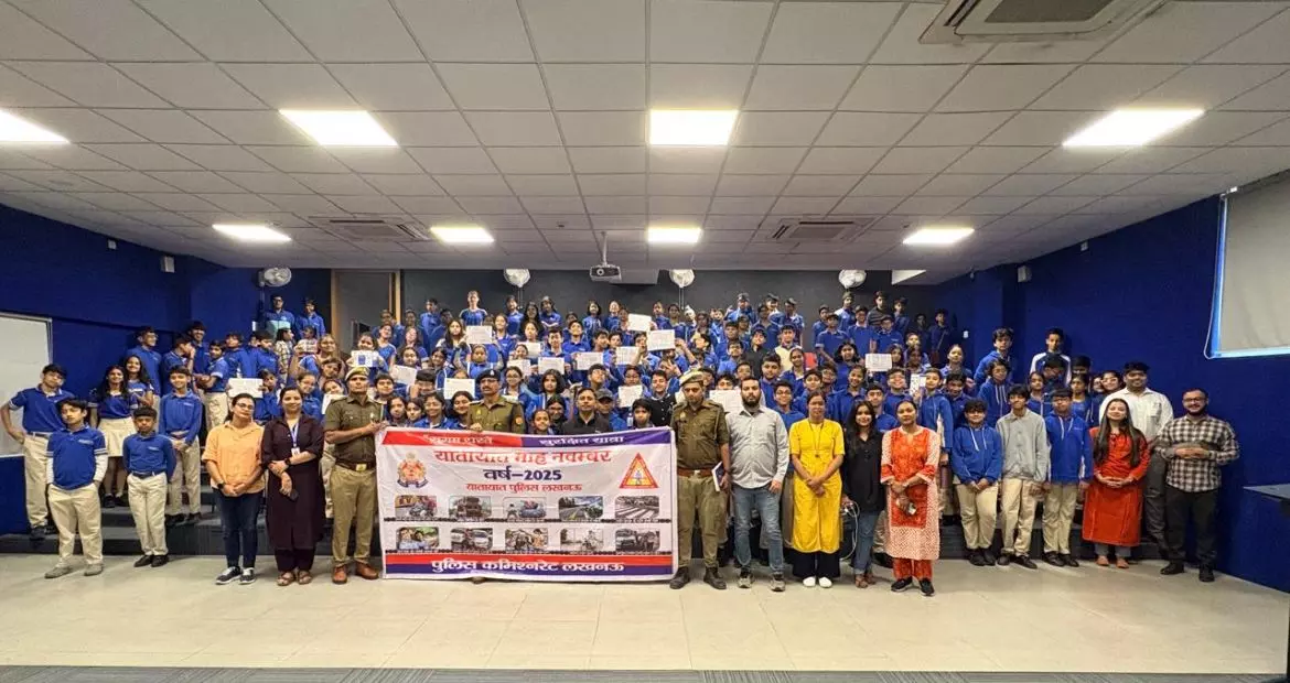 Lucknow News: ट्रैफिक पुलिस की कुंस्कैप्सकोलन स्कूल में वर्कशॉप, नन्हे हाथों में अब ‘सुरक्षा की कमान’