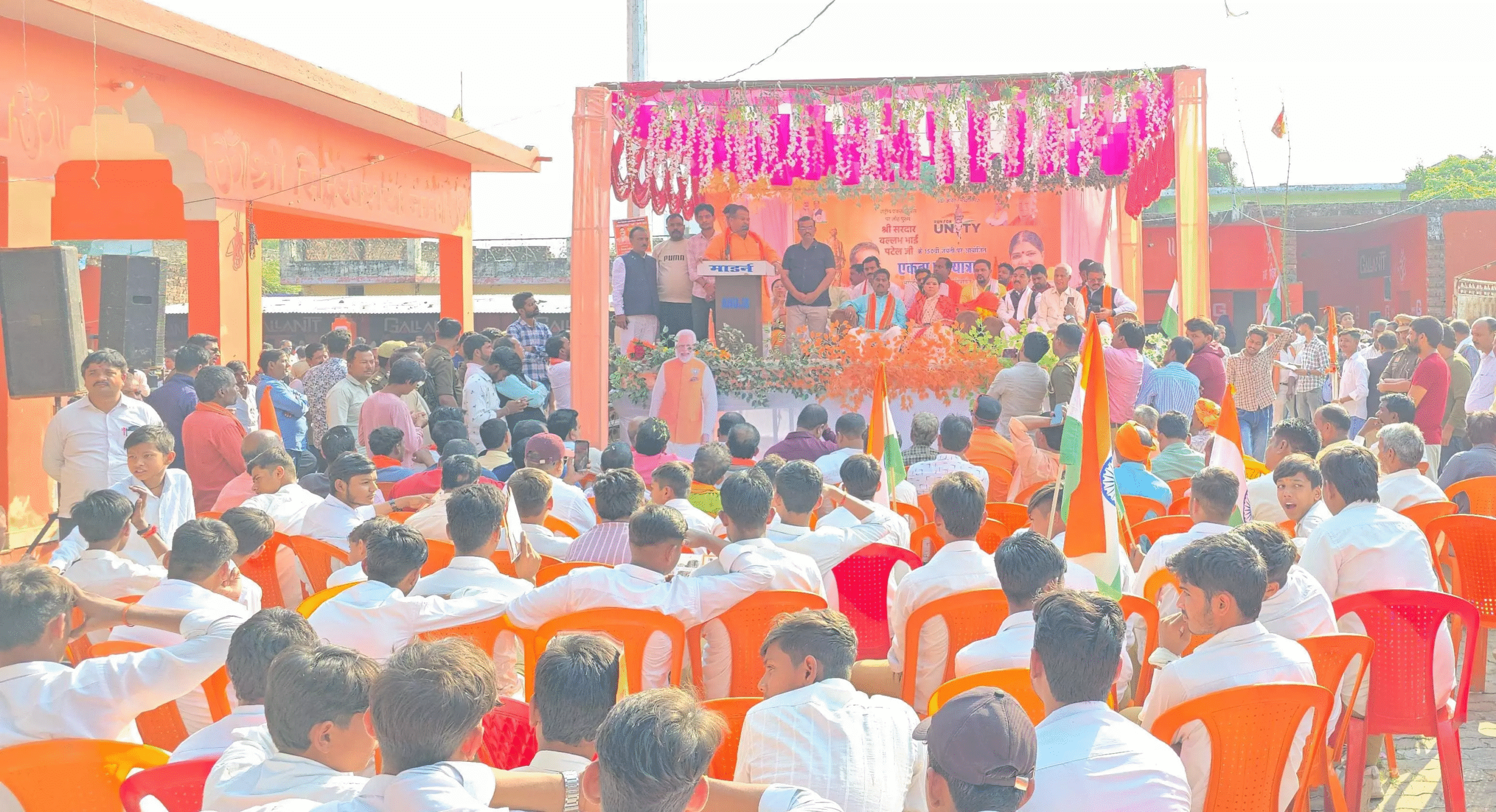 Siddharthnagar News: डुमरियागंज में सरदार पटेल की 150वीं जयंती पर निकली एकता पद यात्रा, युवाओं ने तिरंगा लेकर लगाए राष्ट्रप्रेम के नारे