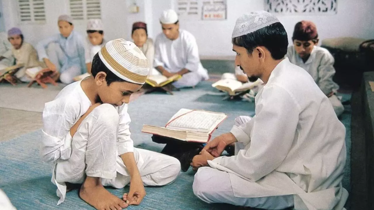 Jhansi News: ATS रखेगा मदरसों पर कड़ी नजर- मौलाना, शिक्षकों और छात्रों का पूरा ब्यौरा भेजना पड़ेगा