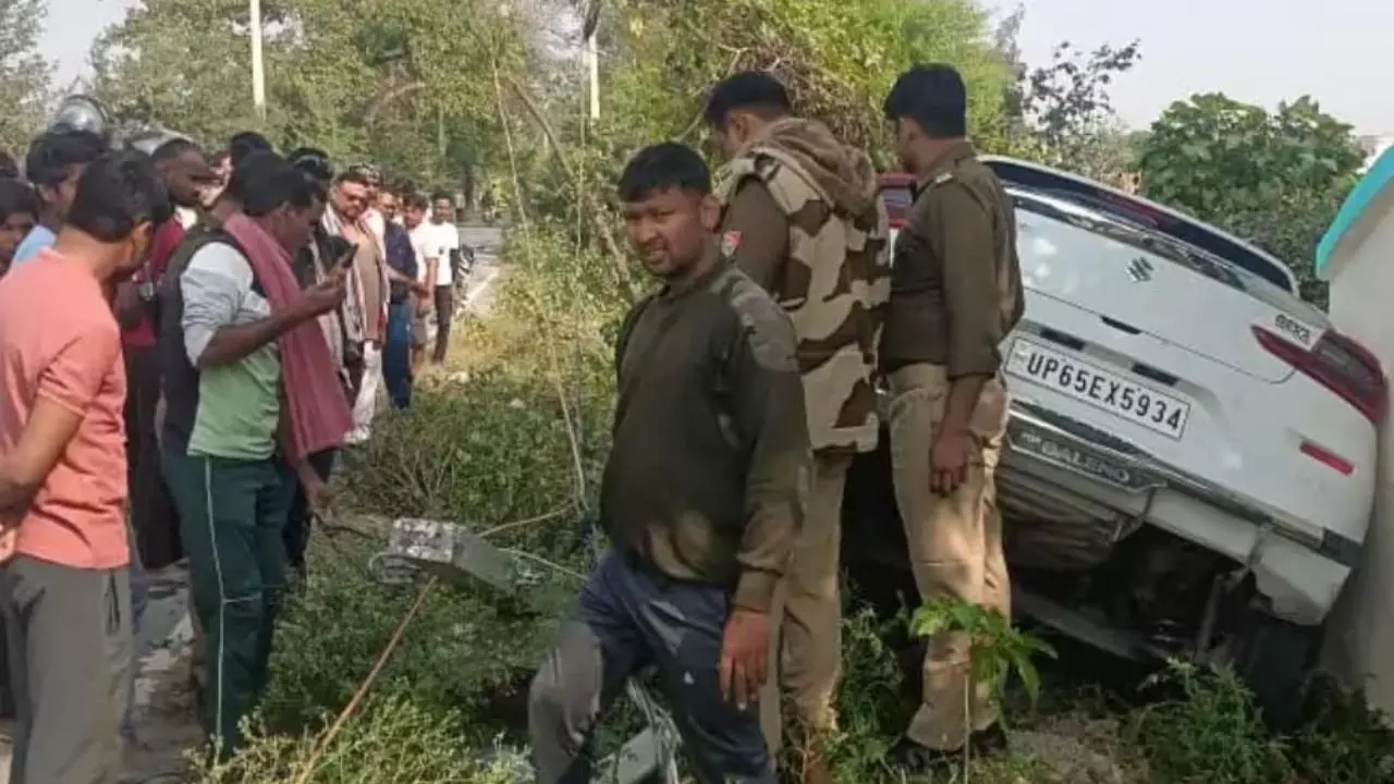 Chandauli News: अनियंत्रित कार ने बाइक सवार को रौंदा, बिजली के पोल व दीवार से टकराई – घायल की इलाज के दौरान मौत