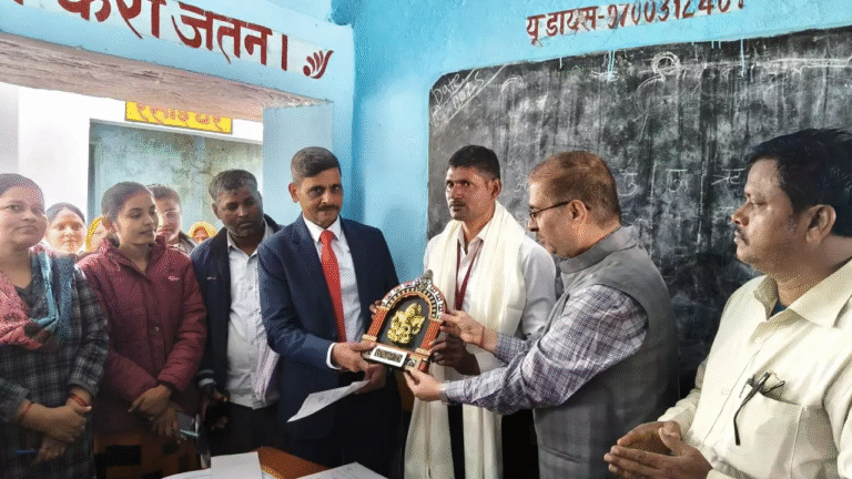 Sonbhadra News: एसआईआर समीक्षा बैठक में 100% लक्ष्य पूरा करने वाले बीएलओ विजय कुमार को किया गया सम्मानित