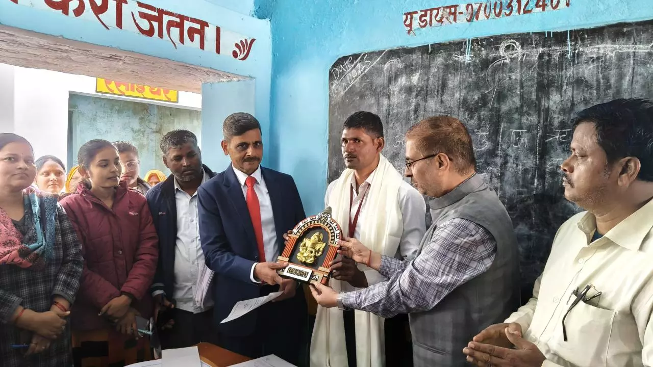 Sonbhadra News: एसआईआर समीक्षा बैठक में 100% लक्ष्य पूरा करने वाले बीएलओ विजय कुमार को किया गया सम्मानित