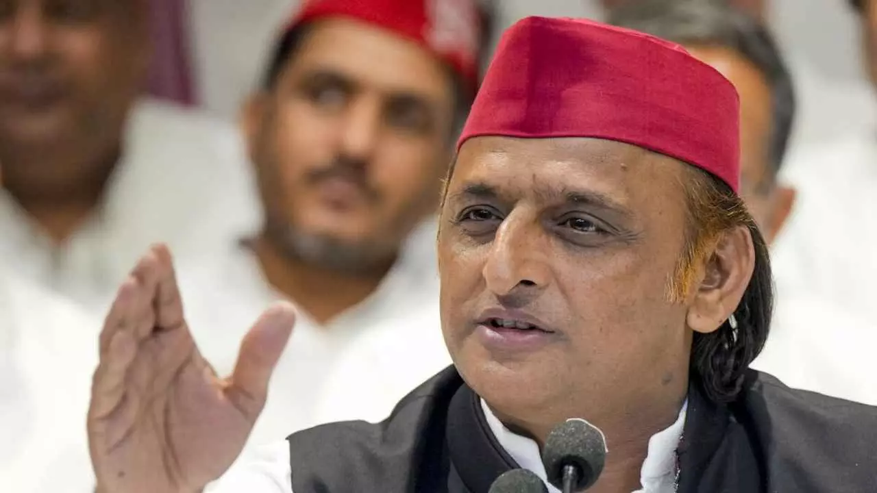 UP Lekhpal Suicide Case: अखिलेश यादव ने SIR ड्यूटी को बताया जिम्मेदार, परिवार को ₹1 करोड़ मुआवजे की मांग